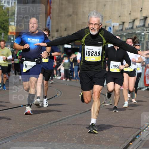 05.10.2025 - 20. swb-Marathon Bremen Strokosch-Dieckow http://msf.ph/oto/9248860 05.10.2025 11:00:10 Ziel 7177, 7621, 9495, 9603, 9672, 10345, 10489, 10889, 10919, 10985, 11050, 11125, 11600, 11713 meine-sportfotos.de