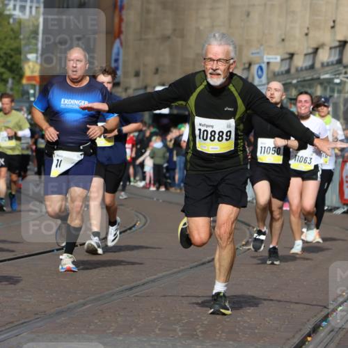 05.10.2025 - 20. swb-Marathon Bremen Strokosch-Dieckow http://msf.ph/oto/9248884 05.10.2025 11:00:11 Ziel 7177, 7621, 9495, 9672, 10345, 10489, 10889, 10919, 10985, 11050, 11063, 11125, 11600, 11713 meine-sportfotos.de