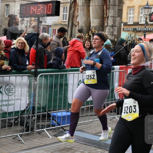 05.10.2025 - 20. swb-Marathon Bremen Yannick Fuchs http://msf.ph/oto/9248885 05.10.2025 11:13:00 Ziel 9203, 10186, 11252 meine-sportfotos.de