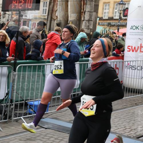 05.10.2025 - 20. swb-Marathon Bremen Yannick Fuchs http://msf.ph/oto/9248893 05.10.2025 11:13:00 Ziel 9203, 10186, 11252 meine-sportfotos.de