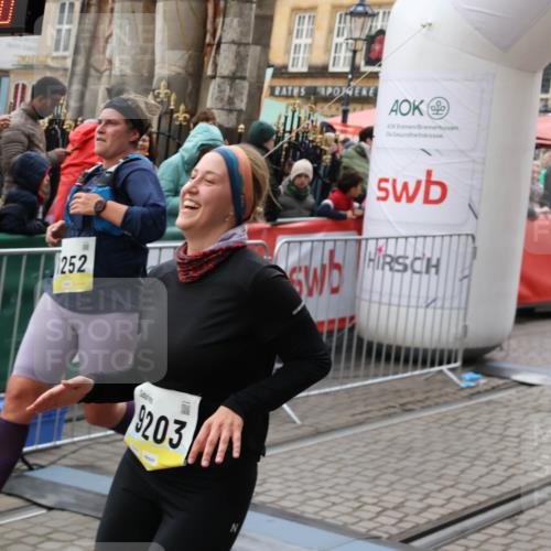05.10.2025 - 20. swb-Marathon Bremen Yannick Fuchs http://msf.ph/oto/9248905 05.10.2025 11:13:00 Ziel 9203, 10186, 11252 meine-sportfotos.de