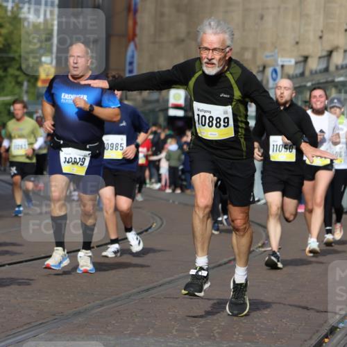 05.10.2025 - 20. swb-Marathon Bremen Strokosch-Dieckow http://msf.ph/oto/9248922 05.10.2025 11:00:11 Ziel 7177, 7621, 9495, 9672, 10345, 10489, 10889, 10919, 10985, 11050, 11063, 11125, 11600, 11713 meine-sportfotos.de