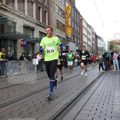 05.10.2025 - 20. swb-Marathon Bremen Strokosch-Dieckow http://msf.ph/oto/9248932 05.10.2025 10:53:03 Ziel 7193, 7251, 9238, 9263, 9449, 9461, 9464, 9539, 9569, 9717, 9834, 9868, 9956, 9957, 10057, 10242, 10302, 10317, 10335, 10349, 10369, 10460, 10466, 10468, 10655, 10806, 10934, 10958, 10993, 11174, 11175, 11377, 11510, 11512, 11545, 11616, 11716, 7193, 7251, 9238, 9263, 9449, 9461, 9464, 9539, 9569, 9717, 9834, 9868, 9956, 9957, 10057, 10242, 10302, 10317, 10335, 10349, 10369, 10460, 10466, 10468, 10655, 10806, 10934, 10958, 10993, 11174 meine-sportfotos.de