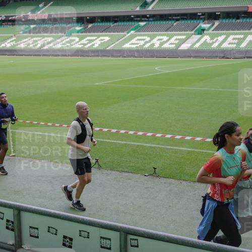 05.10.2025 - 20. swb-Marathon Bremen Michael Burmester http://msf.ph/oto/9248948 05.10.2025 10:39:30 Laufen im Stadion 7199, 7654, 7779, 7788, 7789, 7979, 8123, 9002, 9180, 9186, 9224, 9225, 9228, 9229, 9315, 9324, 9325, 9379, 9398, 9419, 9515, 9523, 9610, 9628, 9644, 9661, 9668, 9713, 9765, 9780, 9786, 9850, 9908, 9927, 9944, 9998, 10018, 10021, 10025, 10106, 10142, 10185, 10192, 10207, 10213, 10238, 10255, 10258, 10289, 10371, 10374, 10405, 10426, 10462, 10483, 10498, 10529, 10531, 10551, 10557, 10567, 10587, 10597, 10734, 10749, 10853, 9182, 9184, 9229, 9269, 9300, 9394 meine-sportfotos.de
