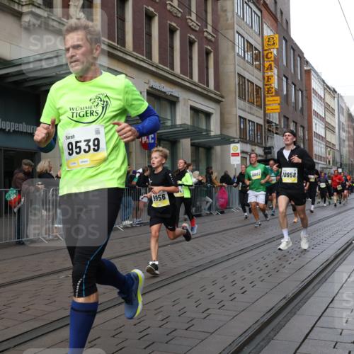 05.10.2025 - 20. swb-Marathon Bremen Strokosch-Dieckow http://msf.ph/oto/9248957 05.10.2025 10:53:04 Ziel 7193, 7251, 9238, 9263, 9449, 9461, 9464, 9539, 9569, 9717, 9834, 9868, 9956, 9957, 10057, 10242, 10302, 10310, 10317, 10335, 10369, 10460, 10468, 10655, 10806, 10934, 10958, 10993, 11174, 11175, 11246, 11377, 11510, 11512, 11545, 11616, 11716, 7193, 7251, 9238, 9263, 9449, 9461, 9464, 9539, 9569, 9717, 9834, 9868, 9956, 9957, 10057, 10242, 10302, 10310, 10317, 10335, 10369, 10460, 10468, 10655, 10806, 10934, 10958, 10993, 11174, 11246 meine-sportfotos.de