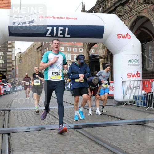 05.10.2025 - 20. swb-Marathon Bremen Yannick Fuchs http://msf.ph/oto/9248983 05.10.2025 10:44:13 Ziel 9614, 9919, 10351, 10649, 10652, 10780, 11316, 11503 meine-sportfotos.de