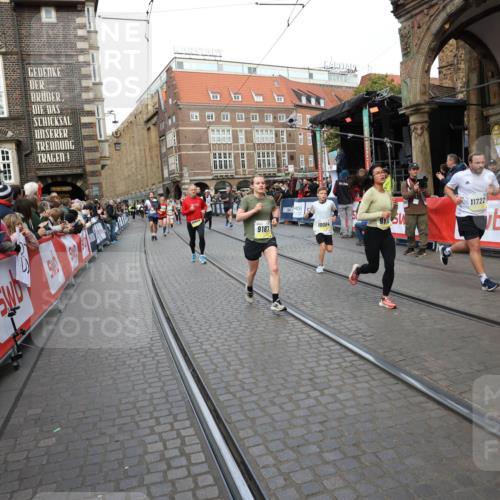 05.10.2025 - 20. swb-Marathon Bremen Yannick Fuchs http://msf.ph/oto/9248989 05.10.2025 10:53:05 Ziel 9187, 9918, 9985, 10064, 10779, 10955, 11450, 11722 meine-sportfotos.de