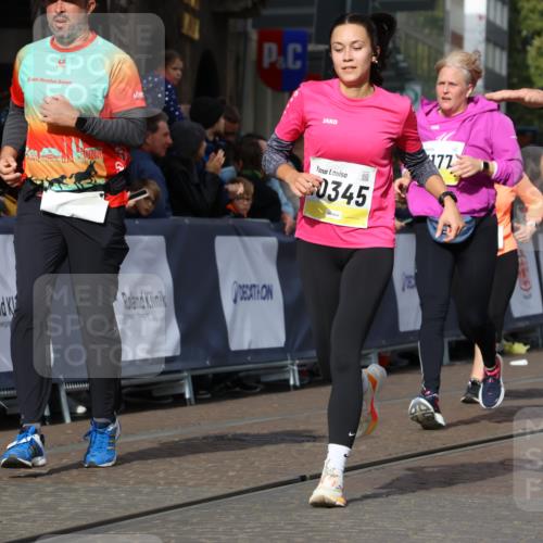05.10.2025 - 20. swb-Marathon Bremen Strokosch-Dieckow http://msf.ph/oto/9248990 05.10.2025 11:00:12 Ziel 7177, 7621, 9495, 9672, 10345, 10406, 10492, 10889, 10919, 10985, 11050, 11063, 11125, 11263, 11600, 11713 meine-sportfotos.de
