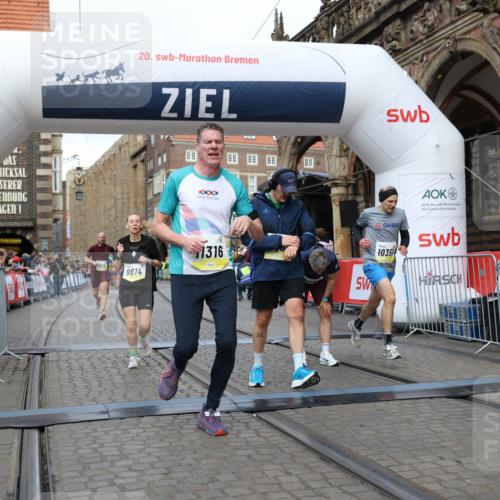05.10.2025 - 20. swb-Marathon Bremen Yannick Fuchs http://msf.ph/oto/9249008 05.10.2025 10:44:13 Ziel 9614, 9919, 10351, 10649, 10652, 10780, 11316, 11503 meine-sportfotos.de