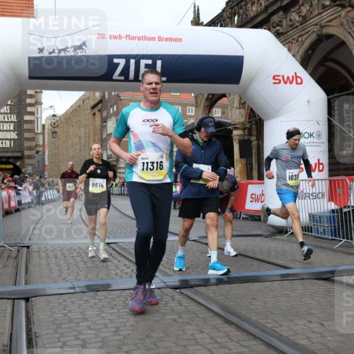 05.10.2025 - 20. swb-Marathon Bremen Yannick Fuchs http://msf.ph/oto/9249029 05.10.2025 10:44:13 Ziel 9614, 9919, 10351, 10649, 10652, 10780, 11316, 11503 meine-sportfotos.de