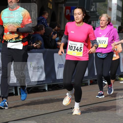 05.10.2025 - 20. swb-Marathon Bremen Strokosch-Dieckow http://msf.ph/oto/9249034 05.10.2025 11:00:12 Ziel 7177, 7621, 9495, 9672, 10345, 10406, 10492, 10889, 10919, 10985, 11050, 11063, 11125, 11263, 11600, 11713 meine-sportfotos.de