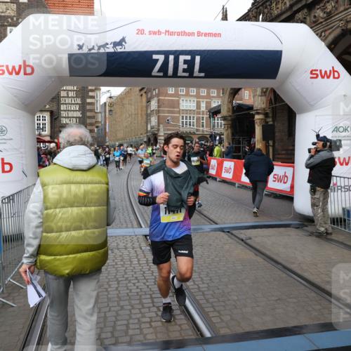 05.10.2025 - 20. swb-Marathon Bremen Yannick Fuchs http://msf.ph/oto/9249130 05.10.2025 10:53:12 Ziel 9187, 9650, 9918, 10064, 10128, 10539, 10779, 11259, 11300, 11398, 11411, 11450, 11722 meine-sportfotos.de