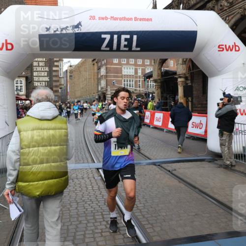 05.10.2025 - 20. swb-Marathon Bremen Yannick Fuchs http://msf.ph/oto/9249139 05.10.2025 10:53:13 Ziel 9187, 9650, 9703, 9918, 10064, 10128, 10539, 11259, 11300, 11398, 11411, 11450, 11722 meine-sportfotos.de