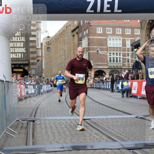 05.10.2025 - 20. swb-Marathon Bremen Yannick Fuchs http://msf.ph/oto/9249160 05.10.2025 10:44:15 Ziel 9614, 9919, 10351, 10649, 10652, 10780, 11316, 11503, 11645, 11648 meine-sportfotos.de
