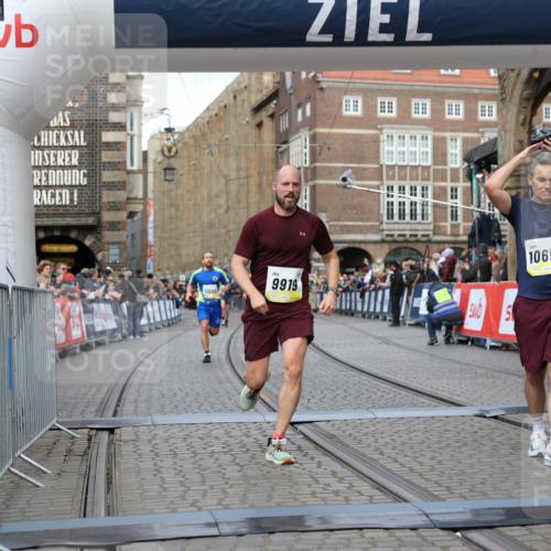 05.10.2025 - 20. swb-Marathon Bremen Yannick Fuchs http://msf.ph/oto/9249169 05.10.2025 10:44:15 Ziel 9614, 9919, 10351, 10649, 10652, 10780, 11316, 11503, 11645, 11648 meine-sportfotos.de