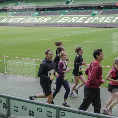 05.10.2025 - 20. swb-Marathon Bremen Michael Burmester http://msf.ph/oto/9249179 05.10.2025 10:39:36 Laufen im Stadion 7199, 7654, 7779, 7788, 7789, 7979, 8123, 9002, 9180, 9186, 9220, 9224, 9225, 9228, 9286, 9315, 9324, 9325, 9419, 9515, 9523, 9610, 9628, 9644, 9661, 9662, 9668, 9713, 9765, 9780, 9786, 9850, 9901, 9908, 9927, 9944, 9998, 10018, 10021, 10025, 10157, 10185, 10192, 10207, 10238, 10255, 10258, 10289, 10371, 10374, 10422, 10426, 10451, 10462, 10498, 10531, 10551, 10557, 10567, 10587, 10597, 10603, 10604, 10749, 9182, 9184, 9229, 9269, 9300, 9324, 9379, 9394 meine-sportfotos.de