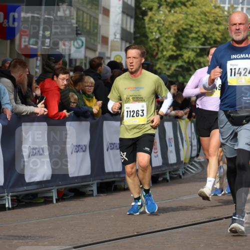 05.10.2025 - 20. swb-Marathon Bremen Strokosch-Dieckow http://msf.ph/oto/9249181 05.10.2025 11:00:17 Ziel 7177, 9495, 9672, 10406, 10492, 10919, 10985, 11050, 11063, 11263, 11424, 11699 meine-sportfotos.de