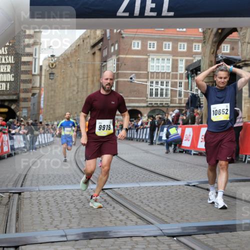 05.10.2025 - 20. swb-Marathon Bremen Yannick Fuchs http://msf.ph/oto/9249182 05.10.2025 10:44:15 Ziel 9614, 9919, 10351, 10649, 10652, 10780, 11316, 11503, 11645, 11648 meine-sportfotos.de