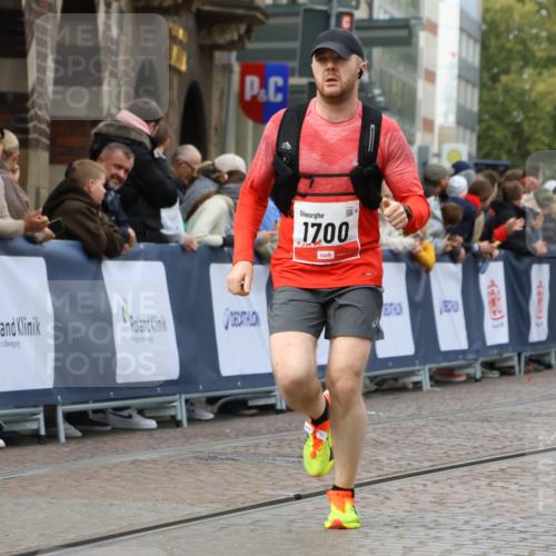 05.10.2025 - 20. swb-Marathon Bremen Strokosch-Dieckow http://msf.ph/oto/9249213 05.10.2025 12:47:25 Ziel 999, 1249, 1700, 9046 meine-sportfotos.de