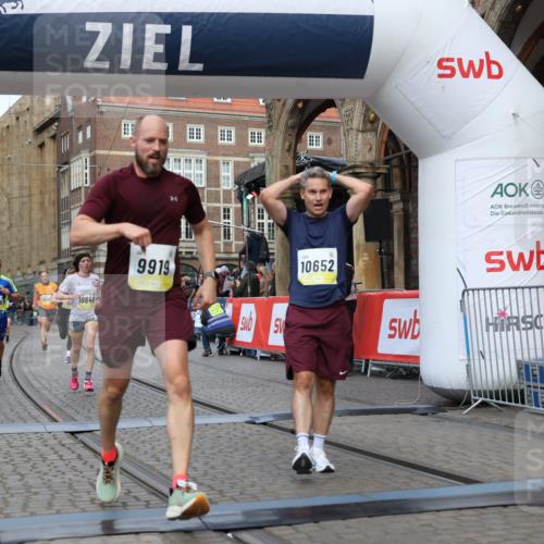 05.10.2025 - 20. swb-Marathon Bremen Yannick Fuchs http://msf.ph/oto/9249245 05.10.2025 10:44:16 Ziel 9614, 9919, 10348, 10351, 10649, 10652, 10780, 11316, 11503, 11645, 11648 meine-sportfotos.de