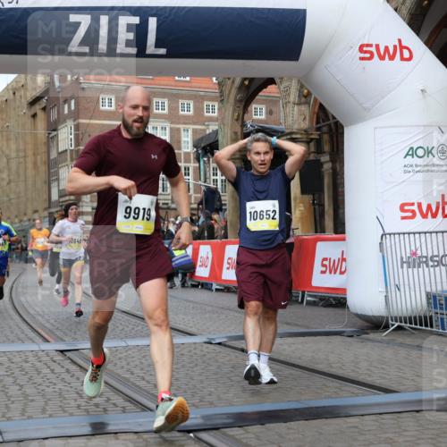 05.10.2025 - 20. swb-Marathon Bremen Yannick Fuchs http://msf.ph/oto/9249255 05.10.2025 10:44:16 Ziel 9614, 9919, 10348, 10351, 10649, 10652, 10780, 11316, 11503, 11645, 11648 meine-sportfotos.de