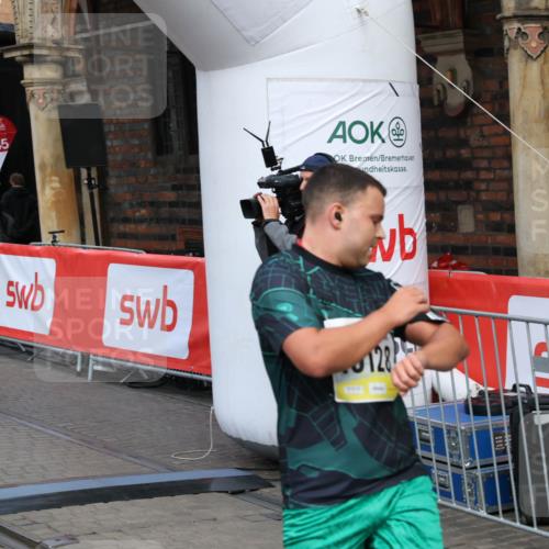 05.10.2025 - 20. swb-Marathon Bremen Yannick Fuchs http://msf.ph/oto/9249259 05.10.2025 10:53:15 Ziel 9449, 9650, 9703, 10128, 10242, 10349, 10466, 10539, 11259, 11300, 11398, 11411, 11450 meine-sportfotos.de