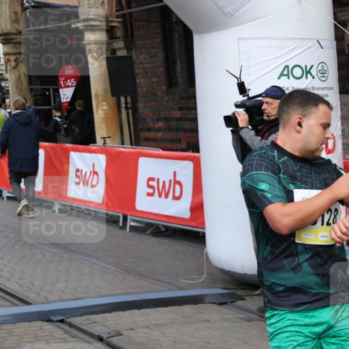 05.10.2025 - 20. swb-Marathon Bremen Yannick Fuchs http://msf.ph/oto/9249264 05.10.2025 10:53:15 Ziel 9449, 9650, 9703, 10128, 10242, 10349, 10466, 10539, 11259, 11300, 11398, 11411, 11450 meine-sportfotos.de