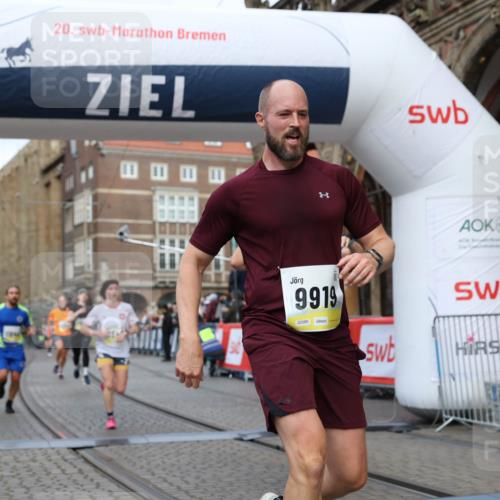 05.10.2025 - 20. swb-Marathon Bremen Yannick Fuchs http://msf.ph/oto/9249278 05.10.2025 10:44:16 Ziel 9614, 9919, 10348, 10351, 10649, 10652, 10780, 11316, 11503, 11645, 11648 meine-sportfotos.de
