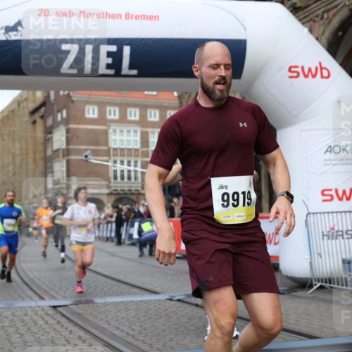 05.10.2025 - 20. swb-Marathon Bremen Yannick Fuchs http://msf.ph/oto/9249285 05.10.2025 10:44:16 Ziel 9614, 9919, 10348, 10351, 10649, 10652, 10780, 11316, 11503, 11645, 11648 meine-sportfotos.de