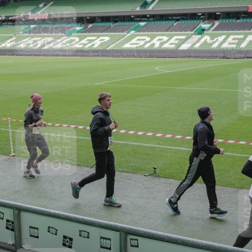 05.10.2025 - 20. swb-Marathon Bremen Michael Burmester http://msf.ph/oto/9249286 05.10.2025 10:39:40 Laufen im Stadion 7199, 7654, 7779, 7788, 7789, 7979, 9002, 9180, 9186, 9220, 9224, 9225, 9228, 9286, 9315, 9325, 9419, 9515, 9523, 9610, 9628, 9644, 9661, 9662, 9668, 9713, 9765, 9780, 9786, 9850, 9901, 9908, 9944, 9998, 10018, 10021, 10025, 10157, 10185, 10192, 10207, 10238, 10255, 10258, 10289, 10371, 10374, 10422, 10426, 10451, 10462, 10498, 10531, 10557, 10567, 10587, 10597, 10603, 10604, 10619, 10749, 9182, 9229, 9269, 9300, 9324, 9379, 9394 meine-sportfotos.de