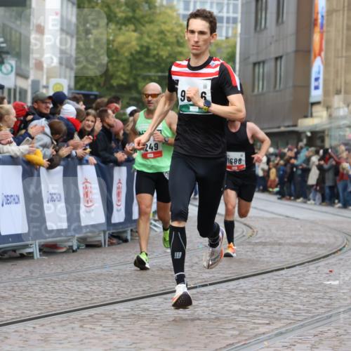 05.10.2025 - 20. swb-Marathon Bremen Strokosch-Dieckow http://msf.ph/oto/9249291 05.10.2025 12:47:31 Ziel 1249, 1688, 6984, 9046 meine-sportfotos.de