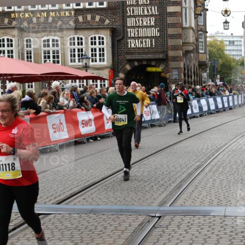 05.10.2025 - 20. swb-Marathon Bremen Yannick Fuchs http://msf.ph/oto/9249292 05.10.2025 11:13:07 Ziel 10041, 11118 meine-sportfotos.de