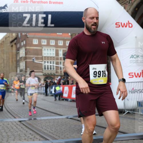 05.10.2025 - 20. swb-Marathon Bremen Yannick Fuchs http://msf.ph/oto/9249294 05.10.2025 10:44:16 Ziel 9614, 9919, 10348, 10351, 10649, 10652, 10780, 11316, 11503, 11645, 11648 meine-sportfotos.de