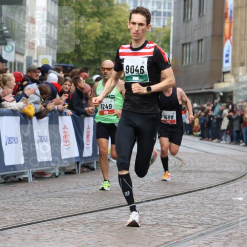 05.10.2025 - 20. swb-Marathon Bremen Strokosch-Dieckow http://msf.ph/oto/9249316 05.10.2025 12:47:31 Ziel 1249, 1688, 6984, 9046 meine-sportfotos.de