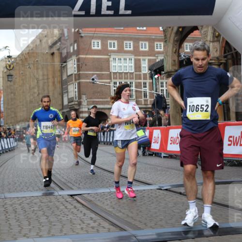 05.10.2025 - 20. swb-Marathon Bremen Yannick Fuchs http://msf.ph/oto/9249328 05.10.2025 10:44:17 Ziel 9614, 9919, 10348, 10351, 10649, 10652, 10780, 11316, 11503, 11645, 11648 meine-sportfotos.de