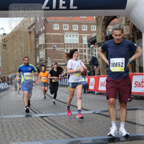 05.10.2025 - 20. swb-Marathon Bremen Yannick Fuchs http://msf.ph/oto/9249335 05.10.2025 10:44:17 Ziel 9614, 9919, 10348, 10351, 10649, 10652, 10780, 11316, 11503, 11645, 11648 meine-sportfotos.de