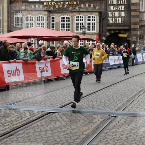 05.10.2025 - 20. swb-Marathon Bremen Yannick Fuchs http://msf.ph/oto/9249338 05.10.2025 11:13:08 Ziel 10041, 11118, 11494 meine-sportfotos.de