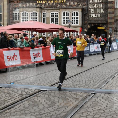 05.10.2025 - 20. swb-Marathon Bremen Yannick Fuchs http://msf.ph/oto/9249347 05.10.2025 11:13:08 Ziel 10041, 11118, 11494 meine-sportfotos.de