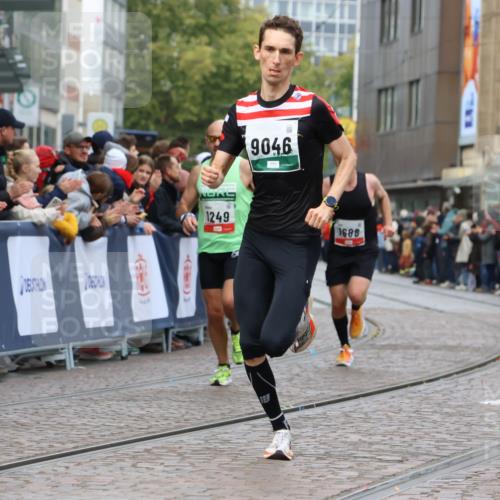 05.10.2025 - 20. swb-Marathon Bremen Strokosch-Dieckow http://msf.ph/oto/9249348 05.10.2025 12:47:31 Ziel 1249, 1688, 6984, 9046 meine-sportfotos.de