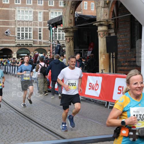 05.10.2025 - 20. swb-Marathon Bremen Yannick Fuchs http://msf.ph/oto/9249349 05.10.2025 10:53:16 Ziel 9449, 9650, 9703, 9834, 10128, 10242, 10349, 10460, 10466, 10539, 11259, 11300, 11398, 11411 meine-sportfotos.de