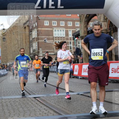 05.10.2025 - 20. swb-Marathon Bremen Yannick Fuchs http://msf.ph/oto/9249350 05.10.2025 10:44:17 Ziel 9614, 9919, 10348, 10351, 10649, 10652, 10780, 11316, 11503, 11645, 11648 meine-sportfotos.de