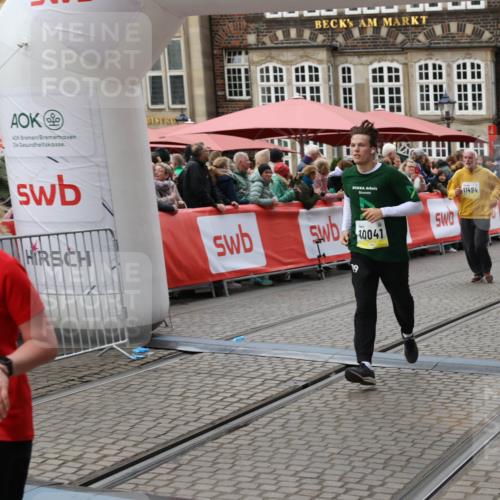 05.10.2025 - 20. swb-Marathon Bremen Yannick Fuchs http://msf.ph/oto/9249354 05.10.2025 11:13:09 Ziel 10041, 11118, 11494 meine-sportfotos.de