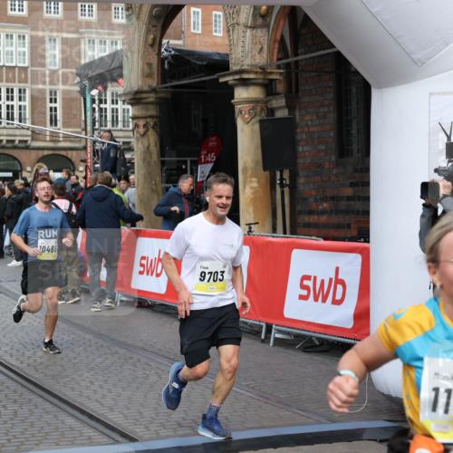 05.10.2025 - 20. swb-Marathon Bremen Yannick Fuchs http://msf.ph/oto/9249355 05.10.2025 10:53:16 Ziel 9449, 9650, 9703, 9834, 10128, 10242, 10349, 10460, 10466, 10539, 11259, 11300, 11398, 11411 meine-sportfotos.de