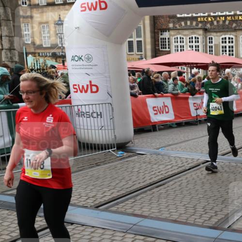 05.10.2025 - 20. swb-Marathon Bremen Yannick Fuchs http://msf.ph/oto/9249365 05.10.2025 11:13:09 Ziel 10041, 11118, 11494 meine-sportfotos.de