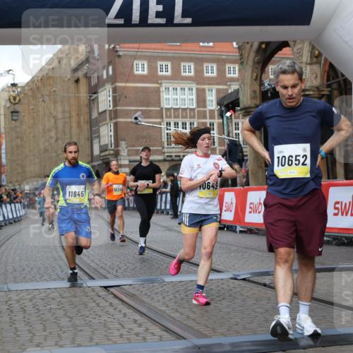 05.10.2025 - 20. swb-Marathon Bremen Yannick Fuchs http://msf.ph/oto/9249367 05.10.2025 10:44:17 Ziel 9614, 9919, 10348, 10351, 10649, 10652, 10780, 11316, 11503, 11645, 11648 meine-sportfotos.de