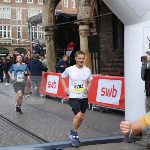 05.10.2025 - 20. swb-Marathon Bremen Yannick Fuchs http://msf.ph/oto/9249375 05.10.2025 10:53:16 Ziel 9449, 9650, 9703, 9834, 10128, 10242, 10349, 10460, 10466, 10539, 11259, 11300, 11398, 11411 meine-sportfotos.de