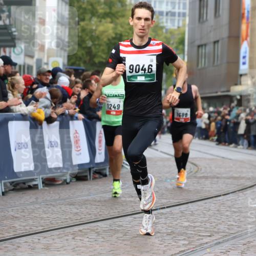 05.10.2025 - 20. swb-Marathon Bremen Strokosch-Dieckow http://msf.ph/oto/9249384 05.10.2025 12:47:31 Ziel 1249, 1688, 6984, 9046 meine-sportfotos.de