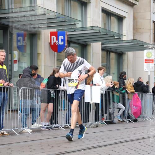 05.10.2025 - 20. swb-Marathon Bremen Strokosch-Dieckow http://msf.ph/oto/9249387 05.10.2025 10:53:19 Ziel 9238, 9461, 9464, 9494, 9569, 9934, 9957, 10020, 10310, 10369, 10416, 10468, 10642, 10655, 10696, 10906, 10925, 10934, 10966, 11046, 11141, 11246, 11383, 11445, 11545, 11716, 9238, 9461, 9464, 9494, 9569, 9934, 9957, 10020, 10310, 10369, 10416, 10468, 10642, 10655, 10696, 10906, 10925, 10934, 10966, 11046, 11141, 11246, 11383, 11445 meine-sportfotos.de