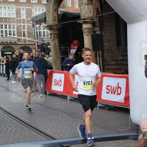 05.10.2025 - 20. swb-Marathon Bremen Yannick Fuchs http://msf.ph/oto/9249388 05.10.2025 10:53:16 Ziel 9449, 9650, 9703, 9834, 10128, 10242, 10349, 10460, 10466, 10539, 11259, 11300, 11398, 11411 meine-sportfotos.de
