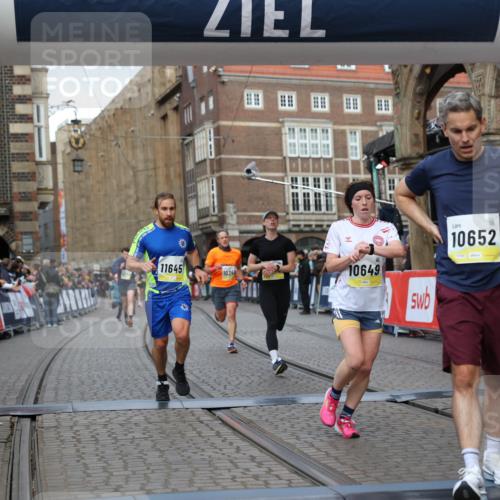 05.10.2025 - 20. swb-Marathon Bremen Yannick Fuchs http://msf.ph/oto/9249389 05.10.2025 10:44:17 Ziel 9614, 9919, 10348, 10351, 10649, 10652, 10780, 11316, 11503, 11645, 11648 meine-sportfotos.de
